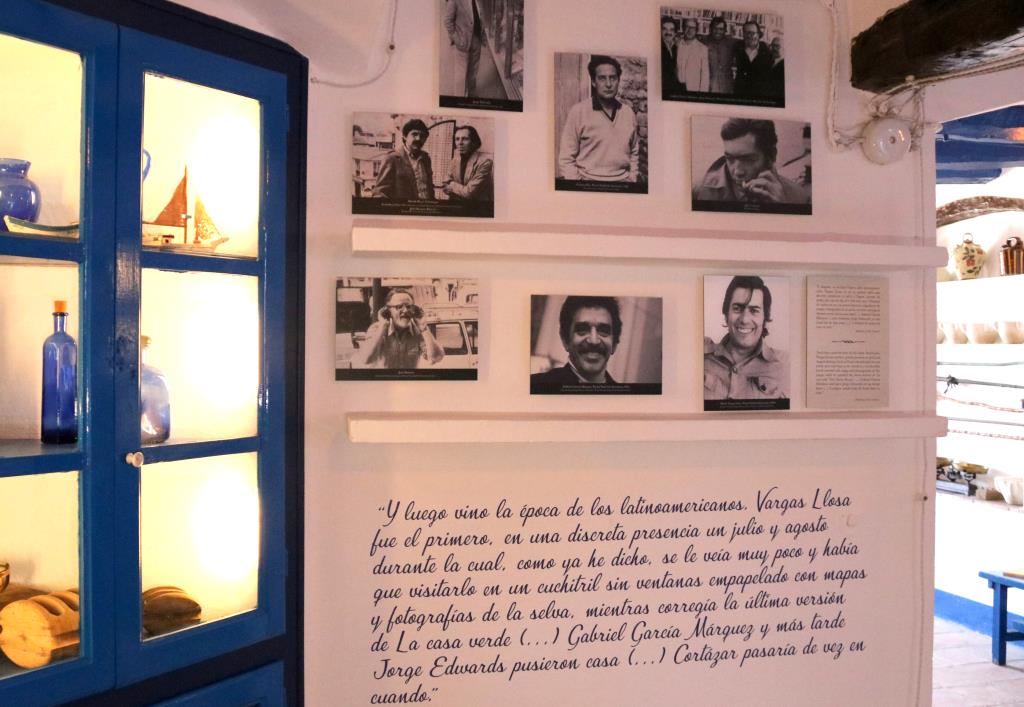Detall d'un dels espais de la Casa Barral de Calafell on es posa en valor la relació de l'escriptor amb grans figures de la literatura dels anys 50. A